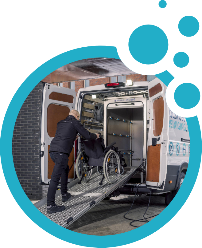 Rolstoel reiniging achterin de bus
