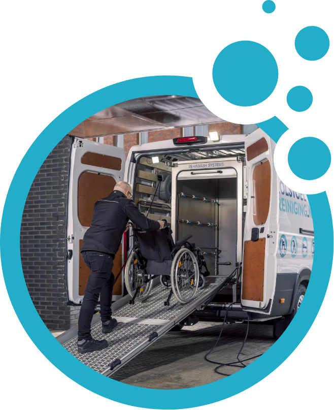 Rolstoel reiniging achterin de bus